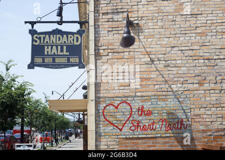 Columbus, Usa. Juli 2021. Ein Blick auf ein Schild, das Herz des kurzen Nordens im kurzen Norden sagt. Die Doo Dah Parade, eine Tradition des 4. Juli in Columbus, Ohio, bringt Massen von Menschen zum Geburtstag der Vereinigten Staaten von Amerika und belebt Unternehmen im Short North. (Foto von Stephen Zenner/SOPA Images/Sipa USA) Quelle: SIPA USA/Alamy Live News Stockfoto