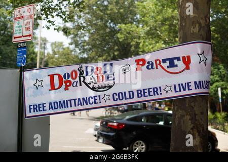 Columbus, Usa. Juli 2021. Im Goodale Park hängt ein Banner der Doo Dah Parade/Party. Die Doo Dah Parade, eine Tradition des 4. Juli in Columbus, Ohio, bringt Massen von Menschen zum Geburtstag der Vereinigten Staaten von Amerika und belebt Unternehmen im Short North. (Foto von Stephen Zenner/SOPA Images/Sipa USA) Quelle: SIPA USA/Alamy Live News Stockfoto