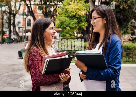 Junge lateinamerikanische Frauen befreundet sich mit Studenten in lateinamerika Stockfoto