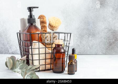 Metallkorb mit natürlichen Reinigungsprodukten und Werkzeugen. Bambus Zubehör und Naturprodukte für die Reinigung der Küche. Kopierbereich - Bild Stockfoto