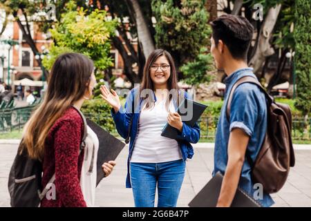 Junge Mexikanerin in einer Gruppe von Lateinstudenten an einer Universität in Lateinamerika Stockfoto