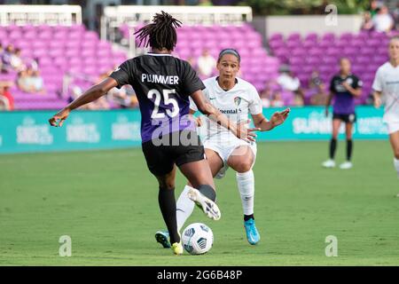 Orlando, Usa. Juli 2021. Konya Plummer (25 Orlando Pride) räumt Lynn Williams (9 North Carolina Courage) während des Spiels der National Women's Soccer League zwischen Orlando Pride und North Carolina Courage im Exploria Stadium in Orlando, Florida, den Ball ab. KEINE KOMMERZIELLE NUTZUNG. Kredit: SPP Sport Pressefoto. /Alamy Live News Stockfoto