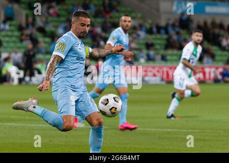 MELBOURNE, AUSTRALIEN - 16. JANUAR: Jamie Maclaren von Melbourne City führt den Ball während des Hyundai A-League Fußballmatches zwischen dem Melbourne City FC und dem Western United FC am 16. Januar 2021 im AAMI Park in Melbourne, Australien. (Foto von Dave Hewison) Stockfoto