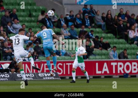 MELBOURNE, AUSTRALIEN - 16. JANUAR: Jamie Maclaren von Melbourne City führt den Ball während des Hyundai A-League Fußballmatches zwischen dem Melbourne City FC und dem Western United FC am 16. Januar 2021 im AAMI Park in Melbourne, Australien. (Foto von Dave Hewison) Stockfoto