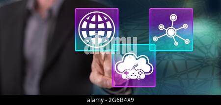 Mann berührt ein Cloud-Gaming-Konzept auf einem Touchscreen Mit dem Finger Stockfoto