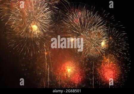 Arlington, Usa. Juli 2021. Am Sonntag, den 4. Juli 2021, wird in Washington, DC, ein Feuerwerk über der National Mall durchgeführt, während die Menschen den 245. Unabhängigkeitstag der USA feiern. Große Menschenmengen versammelten sich in der National Mall und den umliegenden Gebieten, um den Feiertag zu feiern. Foto von Pat Benic/UPI Credit: UPI/Alamy Live News Stockfoto