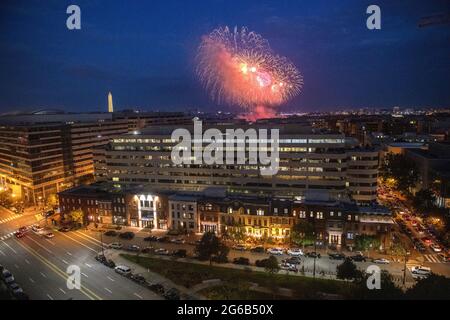 Arlington, Usa. Juli 2021. Am Sonntag, den 4. Juli 2021, wird in der Innenstadt von Washington, DC, in der Nähe des Weißen Hauses, ein Feuerwerk über der National Mall durchgeführt, während die Menschen den 245. Unabhängigkeitstag der USA feiern. Rechts befindet sich die 21st Street, links die 20th Street und unten die Pennsylvania Avenue. Foto von Pat Benic/UPI Credit: UPI/Alamy Live News Stockfoto