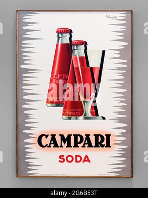 Vintage-Poster mit Rahmen, auf dem italienische Campari Soda-Cocktails mit Flaschen roten Getränks und einem eleganten konischen Glas an einer grauen Wand dargestellt werden Stockfoto