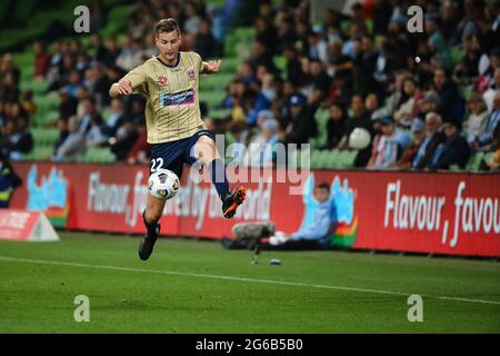 MELBOURNE, AUSTRALIEN - 29. APRIL: Lachlan Jackson von Newcastle Jets kontrolliert den Ball während des Hyundai A-League Fußballmatches zwischen dem Melbourne City FC und den Newcastle Jets am 29. April 2021 im AAMI Park in Melbourne, Australien. (Foto von Dave Hewison) Stockfoto