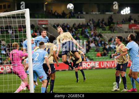 MELBOURNE, AUSTRALIEN - 29. APRIL: Lachlan Jackson von den Newcastle Jets führt den Ball während des Hyundai A-League Fußballmatches zwischen dem Melbourne City FC und den Newcastle Jets am 29. April 2021 im AAMI Park in Melbourne, Australien. (Foto von Dave Hewison) Stockfoto