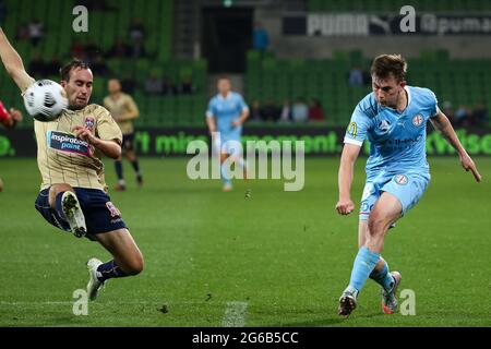 MELBOURNE, AUSTRALIEN - 29. APRIL: Connor Metcalfe aus Melbourne City spielt den Ball beim Hyundai A-League Fußballspiel zwischen dem Melbourne City FC und Newcastle Jets am 29. April 2021 im AAMI Park in Melbourne, Australien. (Foto von Dave Hewison) Stockfoto