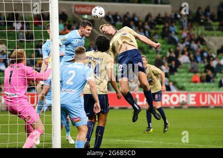 MELBOURNE, AUSTRALIEN - 29. APRIL: Lachlan Jackson von den Newcastle Jets führt den Ball während des Hyundai A-League Fußballmatches zwischen dem Melbourne City FC und den Newcastle Jets am 29. April 2021 im AAMI Park in Melbourne, Australien. (Foto von Dave Hewison) Stockfoto