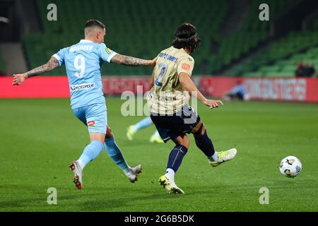 MELBOURNE, AUSTRALIEN - 29. APRIL: Johnny Kourtroumbis von Newcastle Jets kontrolliert den Ball vor Jamie Maclaren von Melbourne City während des Hyundai A-League Fußballmatches zwischen dem Melbourne City FC und Newcastle Jets am 29. April 2021 im AAMI Park in Melbourne, Australien. (Foto von Dave Hewison) Stockfoto