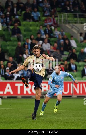 MELBOURNE, AUSTRALIEN - 29. APRIL: Lachlan Jackson von Newcastle Jets spielt am 29. April 2021 im AAMI Park in Melbourne, Australien, beim Fußballspiel der Hyundai A-League zwischen dem Melbourne City FC und den Newcastle Jets den Ball. (Foto von Dave Hewison) Stockfoto