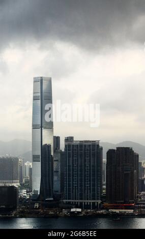 Ein Blick auf den Western Kowloon Bezirk an einem regnerischen Tag. Stockfoto