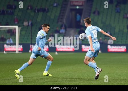 MELBOURNE, AUSTRALIEN - 29. APRIL: Connor Metcalfe aus Melbourne City käut den Ball während des Hyundai A-League Fußballmatches zwischen dem Melbourne City FC und Newcastle Jets am 29. April 2021 im AAMI Park in Melbourne, Australien. (Foto von Dave Hewison) Stockfoto