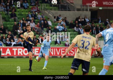 MELBOURNE, AUSTRALIEN - 29. APRIL: Lachlan Jackson von Newcastle Jets spielt am 29. April 2021 im AAMI Park in Melbourne, Australien, beim Fußballspiel der Hyundai A-League zwischen dem Melbourne City FC und den Newcastle Jets den Ball. (Foto von Dave Hewison) Stockfoto