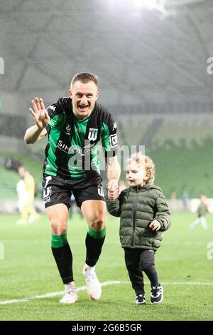 MELBOURNE, AUSTRALIEN - 26. APRIL: Besart Berisha von Western United posiert mit dieser Tochter während des Hyundai A-League Fußballmatches zwischen dem Western United FC und Newcastle Jets am 26. April 2021 im AAMI Park in Melbourne, Australien. (Foto von Dave Hewison) Stockfoto