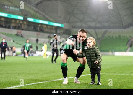 MELBOURNE, AUSTRALIEN - 26. APRIL: Besart Berisha von Western United posiert mit dieser Tochter während des Hyundai A-League Fußballmatches zwischen dem Western United FC und Newcastle Jets am 26. April 2021 im AAMI Park in Melbourne, Australien. (Foto von Dave Hewison) Stockfoto