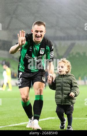 MELBOURNE, AUSTRALIEN - 26. APRIL: Besart Berisha von Western United posiert mit dieser Tochter während des Hyundai A-League Fußballmatches zwischen dem Western United FC und Newcastle Jets am 26. April 2021 im AAMI Park in Melbourne, Australien. (Foto von Dave Hewison) Stockfoto