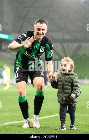 MELBOURNE, AUSTRALIEN - 26. APRIL: Besart Berisha von Western United posiert mit dieser Tochter während des Hyundai A-League Fußballmatches zwischen dem Western United FC und Newcastle Jets am 26. April 2021 im AAMI Park in Melbourne, Australien. (Foto von Dave Hewison) Stockfoto