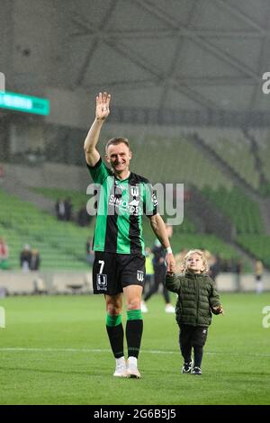 MELBOURNE, AUSTRALIEN - 26. APRIL: Besart Berisha von Western United nimmt seine Tochter während des Hyundai A-League Fußballmatches zwischen dem Western United FC und Newcastle Jets am 26. April 2021 im AAMI Park in Melbourne, Australien, mit auf das Feld. (Foto von Dave Hewison) Stockfoto