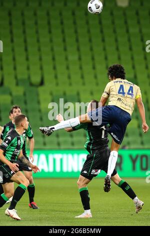 MELBOURNE, AUSTRALIEN - 26. APRIL: Nikolai Topor-Stanley von Newcastle Jets führt den Ball vor Besart Berisha von Western United während des Hyundai A-League Fußballmatches zwischen dem Western United FC und Newcastle Jets am 26. April 2021 im AAMI Park in Melbourne, Australien. (Foto von Dave Hewison) Stockfoto