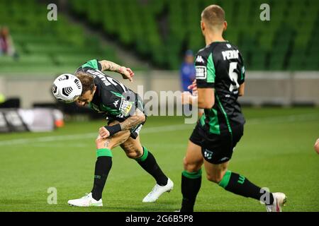 MELBOURNE, AUSTRALIEN - 26. APRIL: Alessandro Diamanti von Western United führt den Ball während des Hyundai A-League Fußballmatches zwischen dem Western United FC und Newcastle Jets am 26. April 2021 im AAMI Park in Melbourne, Australien. (Foto von Dave Hewison) Stockfoto