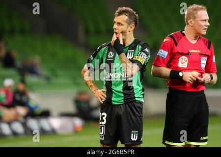 MELBOURNE, AUSTRALIEN - 26. APRIL: Alessandro Diamanti von Western United wartet auf eine Entscheidung der Schiedsrichter während des Hyundai A-League Fußballmatches zwischen dem Western United FC und Newcastle Jets am 26. April 2021 im AAMI Park in Melbourne, Australien. (Foto von Dave Hewison) Stockfoto