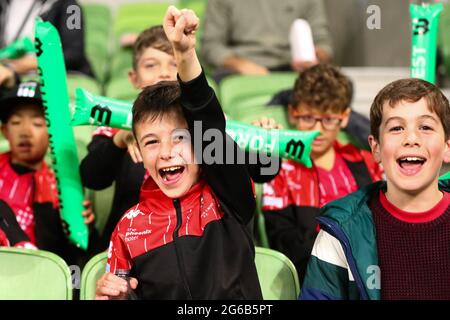 MELBOURNE, AUSTRALIEN - 26. APRIL: Junge Fußballfans jubeln beim Hyundai A-League-Fußballspiel zwischen dem Western United FC und Newcastle Jets am 26. April 2021 im AAMI Park in Melbourne, Australien, an. (Foto von Dave Hewison) Stockfoto