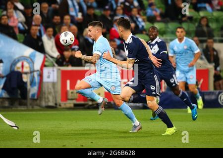 MELBOURNE, AUSTRALIEN - 17. APRIL: Jamie Maclaren von Melbourne City kontrolliert den Ball während des Hyundai A-League Fußballmatches zwischen dem Melbourne City FC und Melbourne Victory am 17. April 2021 im AAMI Park in Melbourne, Australien. (Foto von Dave Hewison) Stockfoto