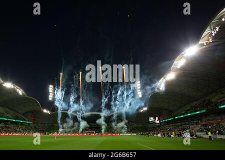 MELBOURNE, AUSTRALIEN - 1. APRIL: Feuerwerk fliegt, während Western United am 1. April 2021 im AAMI Park in Melbourne, Australien, beim Fußballspiel der Hyundai A-League zwischen dem Western United FC und dem Melbourne City FC ein Tor schiedet. (Foto von Dave Hewison) Stockfoto