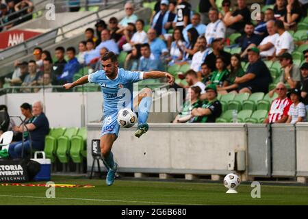 MELBOURNE, AUSTRALIEN - 1. APRIL: Ben Garuccio von Melbourne City spielt den Ball während des Hyundai A-League Fußballmatches zwischen dem Western United FC und dem Melbourne City FC am 1. April 2021 im AAMI Park in Melbourne, Australien. (Foto von Dave Hewison) Stockfoto