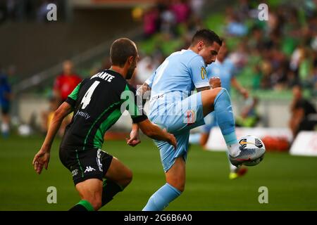 MELBOURNE, AUSTRALIEN - 1. APRIL: Jamie Maclaren von Melbourne City spielt den Ball beim Hyundai A-League Fußballspiel zwischen dem Western United FC und dem Melbourne City FC am 1. April 2021 im AAMI Park in Melbourne, Australien. (Foto von Dave Hewison) Stockfoto