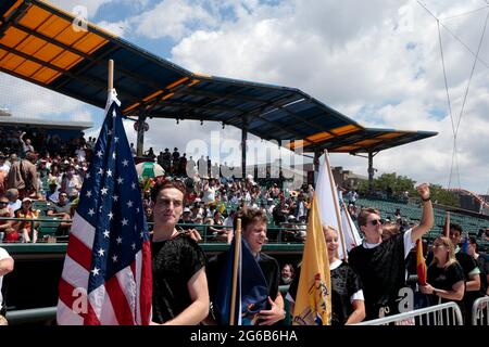 Coney Island, New York, USA. Juli 2021. Publikum während des Wettbewerbs 2021 Nathan's Hot Dog Eating mit Auftritten des Bürgermeisters von New York City Bill De Blasio, des Generalanwalts von Brooklyn Eric Gonzalez und anderer, die am 4. Juli 2021 in der Coney Island-Sektion von New York City den 4. Juli feierten. Quelle: Mpi43/Media Punch/Alamy Live News Stockfoto