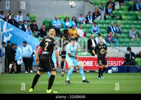 MELBOURNE, AUSTRALIEN - 26. MÄRZ: Keanu Baccus von Western Sydney Wanderers führt den Ball vor Jamie Maclaren von Melbourne City während des Hyundai A-League Fußballmatches zwischen Melbourne City FC und Western Sydney Wanderers FC am 27. März 2021 im AAMI Park in Melbourne, Australien. (Foto von Dave Hewison) Stockfoto