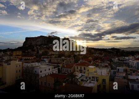 Blick auf die Altstadt von Athen (Plaka) und die Akropolis. Stockfoto