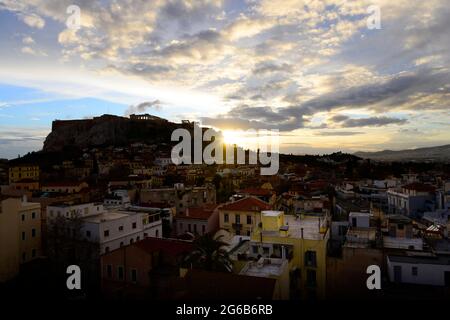 Blick auf die Altstadt von Athen (Plaka) und die Akropolis. Stockfoto