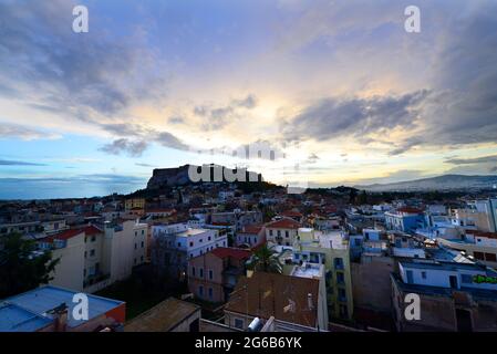 Blick auf die Altstadt von Athen (Plaka) und die Akropolis. Stockfoto