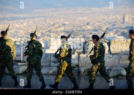 Griechische Soldaten marschierten nach der Zeremonie der griechischen Flagge von der Akropolis herunter. Athen, Griechenland. Stockfoto