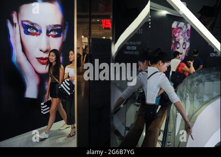 14.05.2016, Singapur, Republik Singapur, Asien - Menschen im ION Orchard Einkaufszentrum entlang der Haupteinkaufsstraße Orchard Road in der Innenstadt. Stockfoto