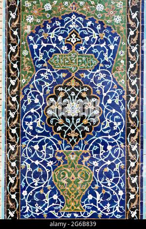 Künstlerische Fliesenarbeiten im Innenhof, Freitagsmoschee (Jameh-Moschee), Isfahan (Esfahan), Provinz Isfahan, Iran, Persien, Westasien, Asien Stockfoto