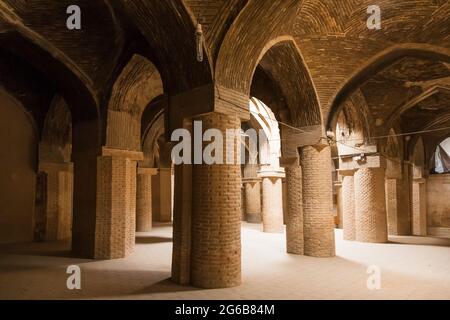 Innen mit gewölbten Säulen aus Ziegelsteinen, Freitagsmoschee (Jameh-Moschee), Isfahan (Esfahan), Provinz Isfahan, Iran, Persien, Westasien, Asien Stockfoto