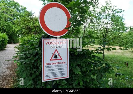 Chorin, Deutschland. Juni 2021. „Achtung! Ticks!“ Steht auf einem Warnschild im Biosphärenreservat Schorfheide-Chorin. Quelle: Jens Kalaene/dpa-Zentralbild/ZB/dpa/Alamy Live News Stockfoto