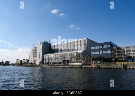 Berlin, Deutschland. Juli 2021. Die Gebäude der HTW Berlin Hochschule für Technik und Wirtschaft an der Spree. Das Großprojekt Behrens-Ufer soll hier bis 2026 errichtet werden. Künstliche Intelligenz, Elektromobilität, das Internet der Dinge und Industrie 4.0 finden hier ihren Platz. Hinzu kommen Gastronomie, Kultur, Einzelhandel, Kindertagesstätten und ein neuer Uferweg entlang der Spree. Hier könnte auch eine neue Brücke gebaut werden. Quelle: Jens Kalaene/dpa-Zentralbild/ZB/dpa/Alamy Live News Stockfoto