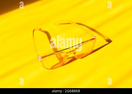 Modische rosa Sonnenbrille auf gelbem Hintergrund. Konzept der Sommer Accessorize - Bild Stockfoto
