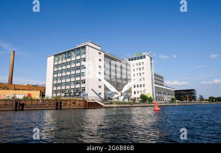 Berlin, Deutschland. Juli 2021. Die Gebäude der HTW Berlin Hochschule für Technik und Wirtschaft an der Spree. Das Großprojekt Behrens-Ufer soll hier bis 2026 errichtet werden. Künstliche Intelligenz, Elektromobilität, das Internet der Dinge und Industrie 4.0 finden hier ihren Platz. Hinzu kommen Gastronomie, Kultur, Einzelhandel, Kindertagesstätten und ein neuer Uferweg entlang der Spree. Hier könnte auch eine neue Brücke gebaut werden. Quelle: Jens Kalaene/dpa-Zentralbild/ZB/dpa/Alamy Live News Stockfoto