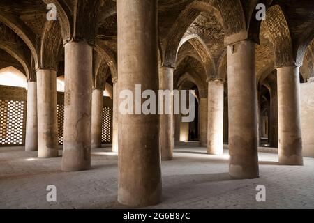 Innen mit gewölbten Säulen aus Ziegelsteinen, Freitagsmoschee (Jameh-Moschee), Isfahan (Esfahan), Provinz Isfahan, Iran, Persien, Westasien, Asien Stockfoto