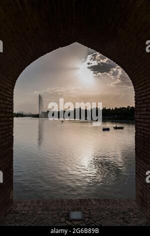 Schleusentor Bogen der historischen Khaju Brücke (Si o se pol), Zayanderud Fluss, Isfahan (Esfahan), Isfahan Provinz, Iran, Persien, Westasien, Asien Stockfoto