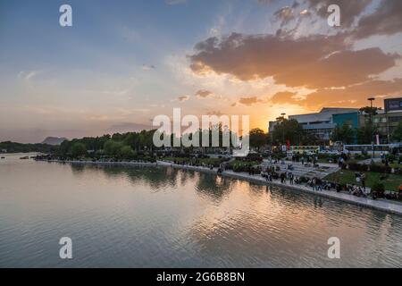 Sonnenuntergang über dem Fluss Zayanderud, von der historischen Khaju-Brücke (Si o se pol), Isfahan (Esfahan), der Provinz Isfahan, Iran, Persien, Westasien, Asien Stockfoto